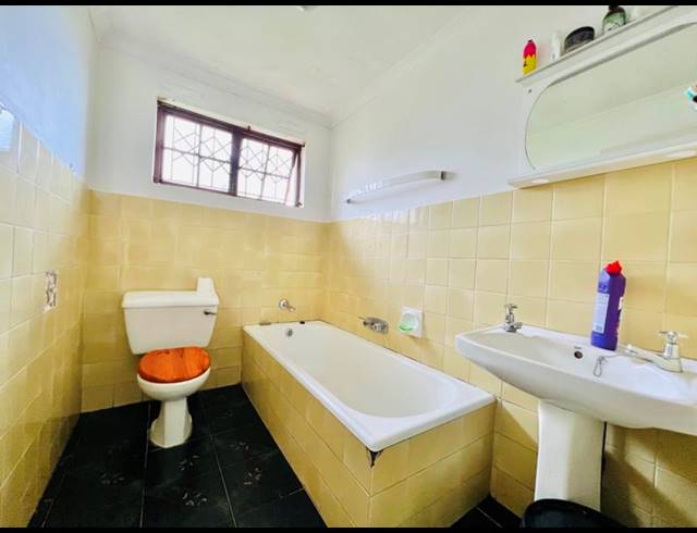 3 BEDROOM HOUSE FOR SALE IN BISLEY